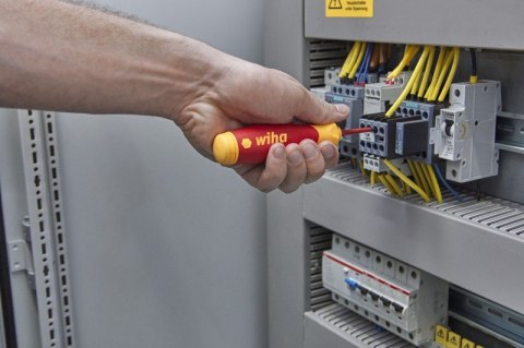 WKRĘTAK Z MAGAZYNKIEM BITÓW POCKETMAX ELECTRIC, 4 BITY WIHA WKRĘTAK Z MAGAZYNKIEM BITÓW POCKETMAX ELECTRIC, 4 BITY WIHA