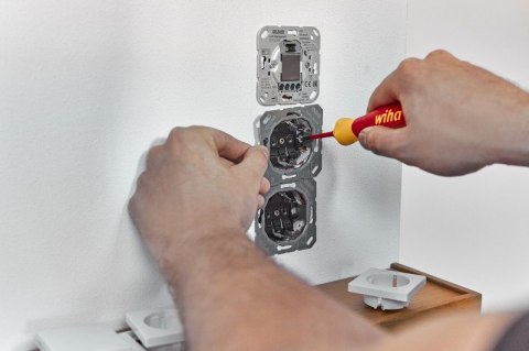 WKRĘTAK Z MAGAZYNKIEM BITÓW POCKETMAX ELECTRIC, 4 BITY WIHA WKRĘTAK Z MAGAZYNKIEM BITÓW POCKETMAX ELECTRIC, 4 BITY WIHA
