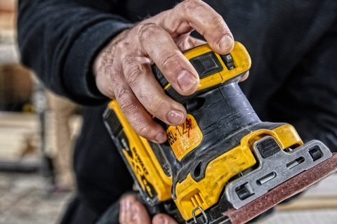 SZLIFIERKA OSCALACYJNA XR 18V 0*AH TSTAK DEWALT SZLIFIERKA OSCALACYJNA XR 18V 0*AH TSTAK DEWALT