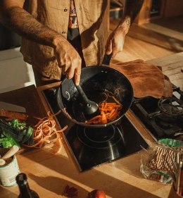 PATELNIA WOK FISKARS FUNCTIONAL FORM 28CM FISKARS